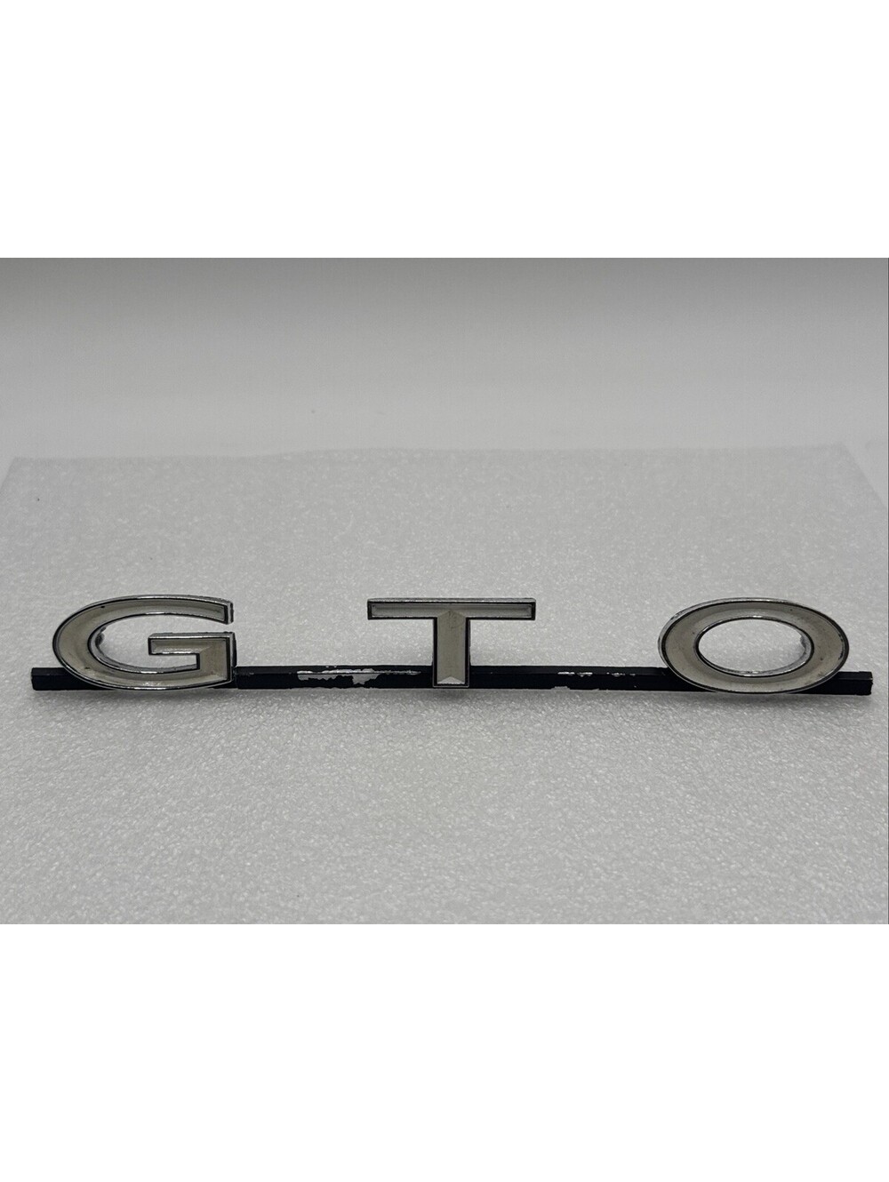 Original Emblem Grille, 1968-69 Pontiac GTO Die-Cast Cream Letters Broken